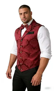 Gros plan sur un gilet gothique vintage pour hommes avec motif damassé floral rouge