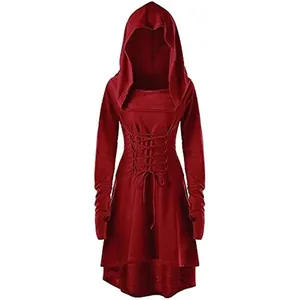 Dettaglio di un abito rosso con cappuccio e lacci da donna per festival o cosplay