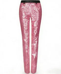 Detailansicht der schimmernden pinkfarbenen Pailletten-Herrenhose in schmaler Passform