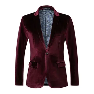 Detail eines burgunderroten Samtblazers mit elegantem Paisley-Futter und steigendem Revers