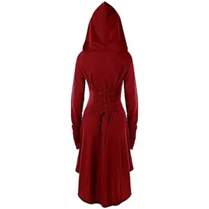 Vista posteriore di un abito rosso vino a maniche lunghe con cappuccio e lacci stile corsetto