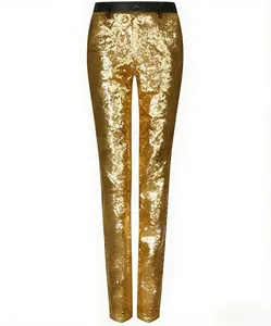 Detailaufnahme der schimmernden goldenen Pailletten auf der Herren-Slim-Fit-Hose.