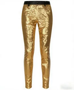 Detailansicht der goldfarbenen Paillettenhose für Herren, schmale Passform für Partys.
