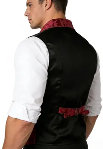 Détail d'un gilet gothique médiéval pour homme avec col en damas rouge et sangle ajustable