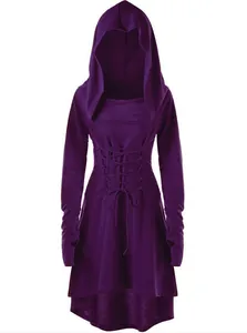 Dettaglio dell'abito gotico viola da donna con cappuccio e vita stringata.