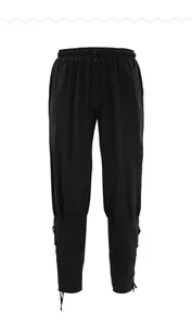 Vista detallada de pantalones negros de cosplay medieval con cordones en los tobillos