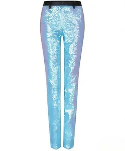 Detail einer schmal geschnittenen Herren-Paillettenhose in Blau mit Glanzeffekt.
