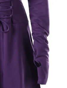 Vista dettagliata dell'abito viola con lacci stile corsetto e foro per il pollice