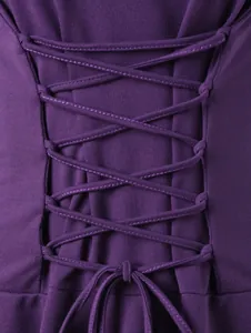 Vista dettagliata dell'allacciatura a corsetto viola su un abito da spettacolo femminile