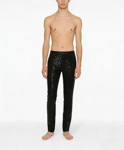 Detailansicht der eng anliegenden schwarzen Paillettenhose für Herren für Bühnenauftritte
