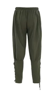 Vista trasera de pantalones medievales verde oliva con detalles de cordones vintage