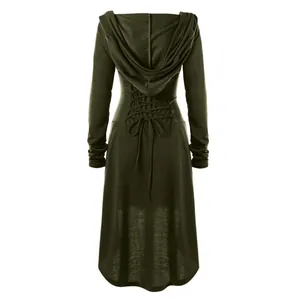 Dettaglio posteriore di un abito con cappuccio verde scuro da donna con elegante vita stringata.