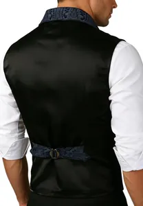 Détail du dos d'un gilet en satin noir avec col à motif paisley bleu et sangle réglable