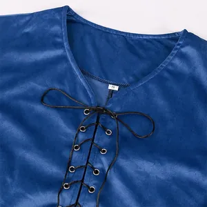Primer plano de camisa pirata medieval azul con cuello de cordones y ojales de metal