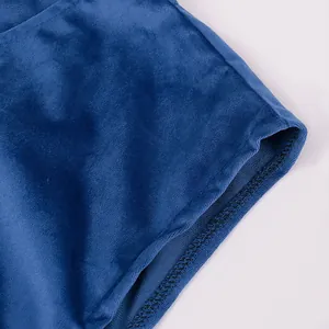 Primer plano detallado que muestra la suave textura del terciopelo azul y las costuras
