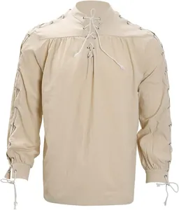 Vista dettagliata della camicia medievale rinascimentale stringata da uomo in stile gotico