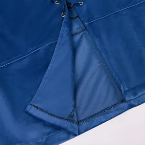 Primer plano del traje de vikingo en terciopelo azul con detalles de cordones y costura