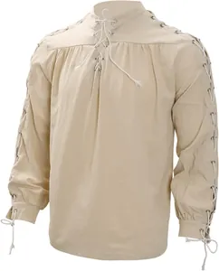 Dettaglio dei lacci in stile medievale rinascimentale su una camicia da uomo colore beige