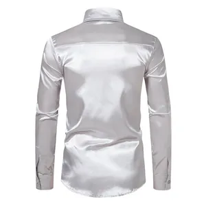 Vista posterior de una camisa de manga larga de satén plateado para hombre, tejido sedoso