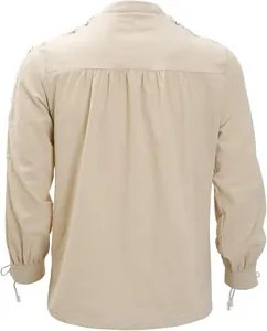 Vista posteriore dettagliata di una camicia rinascimentale medievale da uomo kaki