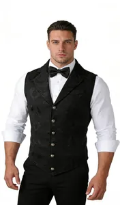Détail d'un gilet gothique médiéval noir avec des boutons métalliques vintage ornementés