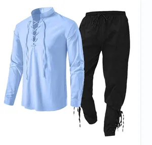 Detailansicht des hellblauen Henley-Hemdes zum Schnüren und der passenden schwarzen Hose.