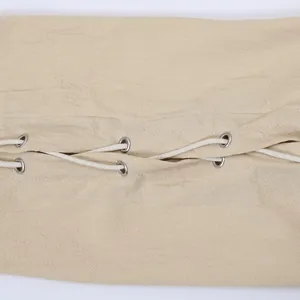 Dettaglio dell'allacciatura su una camicia stile medievale rinascimentale con trama lino