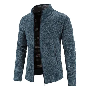 Detailansicht einer Herren Strickjacke mit Reißverschluss, Stehkragen und Melierung