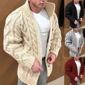 Dettaglio della spessa maglia a trecce e del collo alto su questo cardigan da uomo.