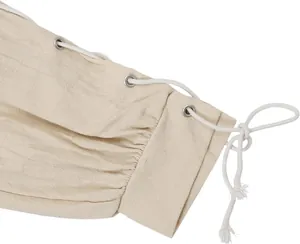 Dettaglio ravvicinato della manica di una camicia rinascimentale con lacci e occhielli