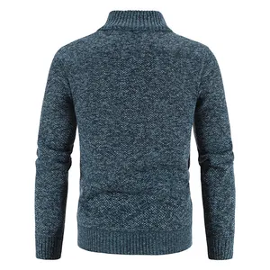 Detaillierte Rückansicht einer Herrenstrickjacke mit Stehkragen in Navy-Melange-Blau