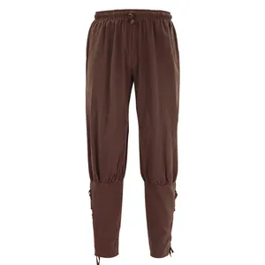 Detalle frontal de los pantalones de cosplay medievales marrones con cordones de cierre