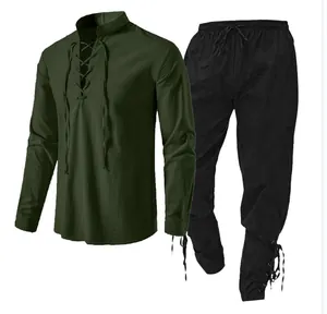 Detailansicht des olivgrünen Leinenhemdes und der schwarzen Hose für Herren im Schnürstil