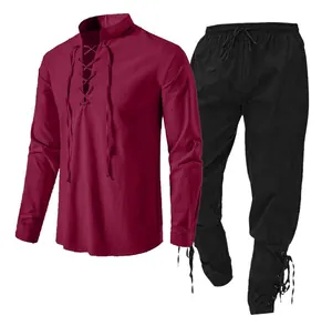 Herren-Set: burgunderrotes Henley-Hemd und schwarze Schnürhose aus Baumwoll-Leinen-Mix.
