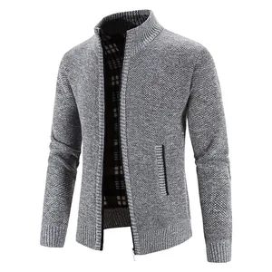 Grauer Herren-Strick-Cardigan mit Reißverschluss, Stehkragen und Karofutter im Detail