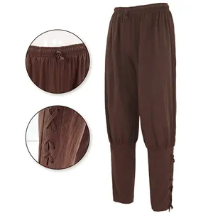 Detalle de pantalones medievales marrones con cordones en los tobillos y cintura.