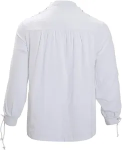Vista posteriore di una camicia bianca rinascimentale medievale con dettagli bandage