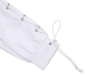 Primo piano del polsino regolabile con lacci su una camicia bianca stile rinascimentale.