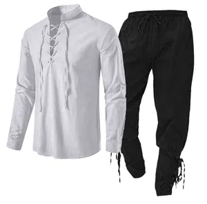 Detailansicht des lässigen weißen Schnür-Henley-Shirts und der schwarzen Baumwollhose