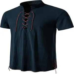 Dettaglio di una camicia da uomo a maniche corte blu scuro con colletto alla coreana con lacci.