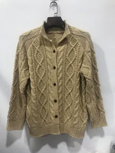 Vista dettagliata del cardigan da uomo beige con maglia a trecce, collo alto e bottoni marroni