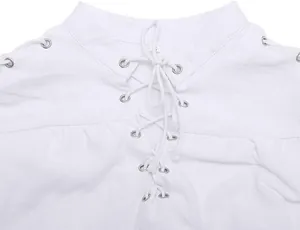 Dettaglio di camicia medievale bianca del Rinascimento con occhielli e lacci