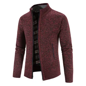 Detailansicht der burgunderfarbenen Herrenstrickjacke mit Stehkragen und Reißverschluss