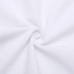 Primo piano della trama del tessuto bianco traspirante di alta qualità della camicia rinascimentale
