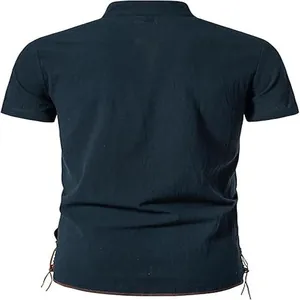Vista posteriore dettagliata di una camicia da uomo blu scuro in stile lino a maniche corte