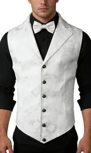 Détail d'un gilet jacquard blanc à fleurs pour homme avec nœud papillon et boutons noirs