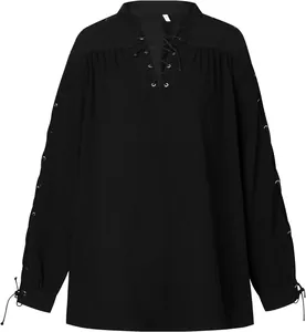 Dettaglio di camicia rinascimentale nera con maniche e colletto con lacci a fascia