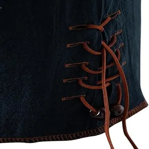 Primo piano macro dei dettagli dell'allacciatura e delle perline su una camicia hippie nera da uomo.