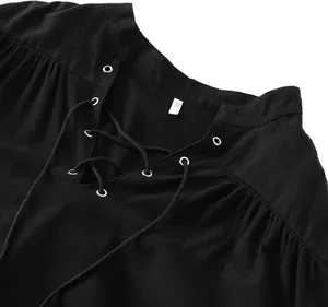 Dettaglio di una camicia medievale gotica nera con scollatura intrecciata e laccio