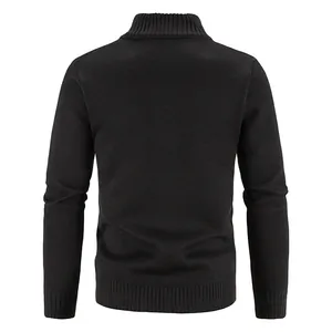 Rückansicht eines schwarzen Herrenstrick-Cardigans mit Stehkragen.